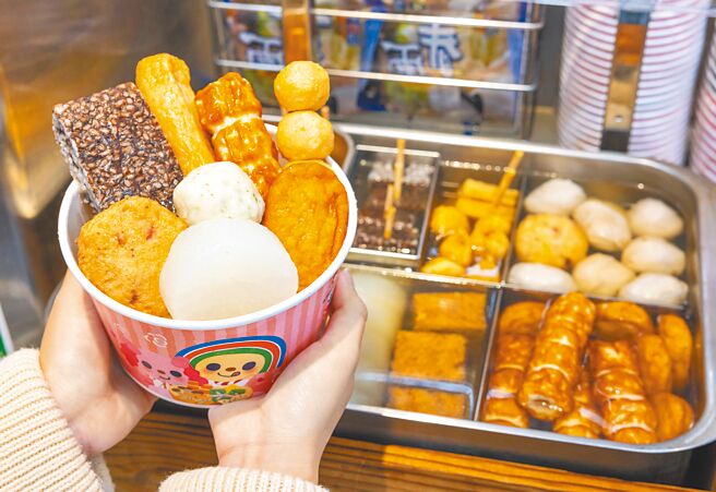 7-11熱食自助區即起至明年1月21日前推滷味、關東煮、麻辣燙全品項任選4入88折。（7-11提供）