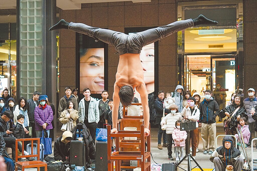 2024年全台平均溫度為24.97℃，超過2020年的24.91℃，成為史上最熱的一年。示意圖為街頭藝人2024年12月28日打赤膊表演。（羅永銘攝）