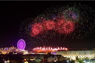 義大世界施放999秒煙火 逾5萬人共賞