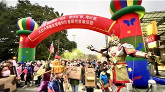 台南新營元旦升旗健走 創意紙箱變裝超吸睛