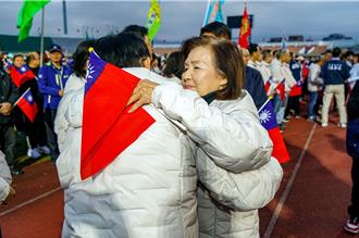 遭停職後現身元旦升旗典禮  林姿妙與同仁相擁重申清白