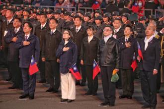 影》拿国旗 唱国歌  赖清德任总统首次元旦升旗  蓝营韩国瑜  蒋万安出席 