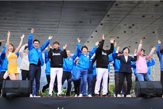 台中元旦升旗超热血！卢秀燕嗨跳「台湾尚勇」