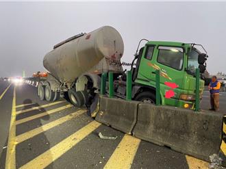 聯結車司機疑疲勞駕駛 自撞護欄波及對向車害翻覆
