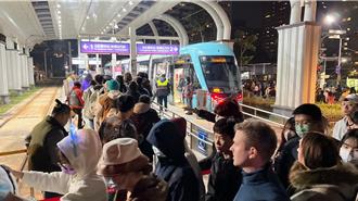 新北跨河煙火太吸睛！淡海輕軌單日疏運3.6萬人次 創新高