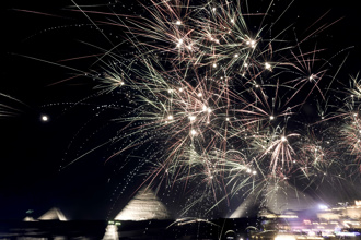 图辑》金字塔第一排看烟火！全球跨年迎2025 绝美画面一次看