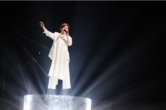 林憶蓮神隱4年跨年晚會現身 58歲凍齡美貌曝光