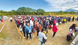 南投 排队领钱母 民眾搭帐篷跨年