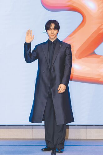 李俊昊繫黑丝带现身台南