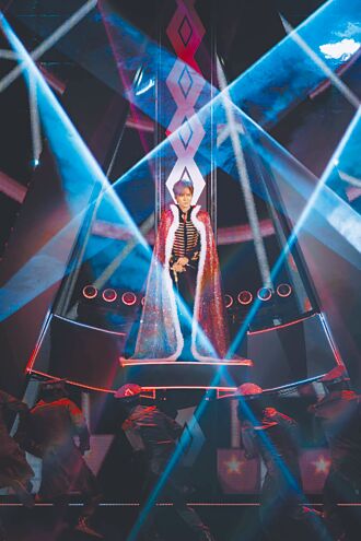 罗志祥坐镇雄蛋 坚持弹跳雪耻