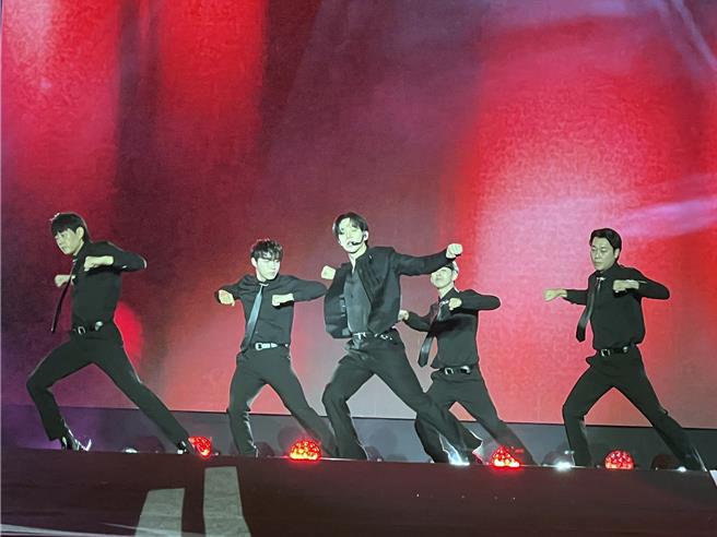 2025台南好young跨年晚會今晚在永華市政中心西側廣場華麗登場，南韓男團2PM成員李俊昊首度參加海外跨年大型活動就獻給台南，讓現場大批「李太太」尖叫連連。（洪榮志攝）