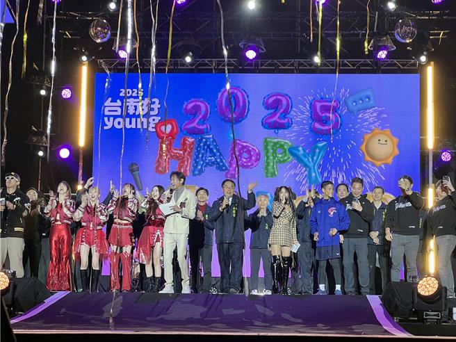 台南市長黃偉哲率領市府團隊、市議會團隊、@onefive、玖壹壹、12強世界冠軍的台灣英雄高志綱、林岳平、郭俊麟、潘傑楷、林安可及U12冠軍小英雄林暐諺等人一起登台倒數，並大聲祝賀「新年快樂」。（洪榮志攝）