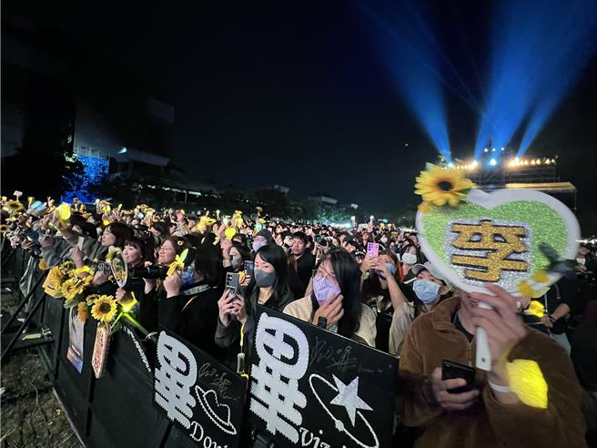 台南市長黃偉哲表示，2025台南好young跨年晚會現場湧進25萬人。（洪榮志攝）