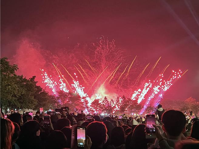 2025台南好young跨年晚會午夜零點一到，台上、台下齊聲倒數，空中出現長達180秒的「金蛇賀歲」煙火秀繽紛奪目，象徵2025年正式報到。（洪榮志攝）