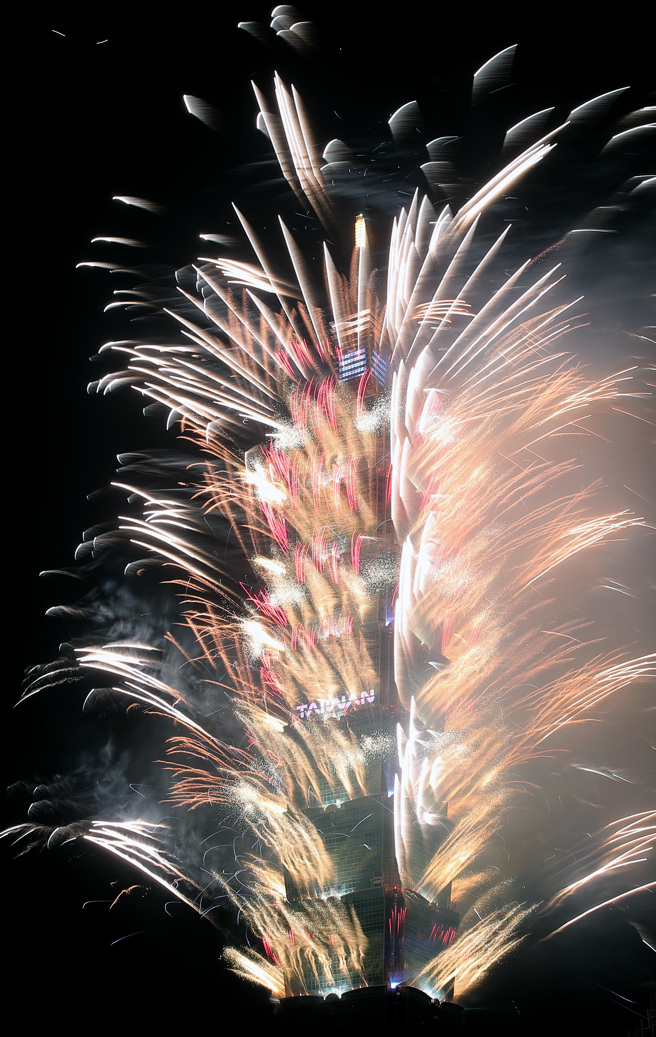 台北101跨年烟火秀1日0时隆重登场，今年以「Team Taiwan Champion」为主题，长达6分钟的烟火秀，搭配Queen皇后合唱团《We Are The Champions》、2024世界12强棒球锦标赛赛事主题曲《就一起》、顽童MJ116《Just Believe》、任贤齐《再出发》、2024世界12强夺冠应援曲《台湾尚勇》以及五月天《最好的一天》等6首曲目，让国人重温12强棒球赛夺冠的热血氛围。（黄世麒摄）