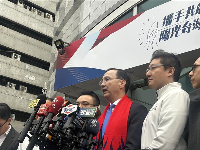 国民党主席朱立伦（红围巾者）1日出席党部举办的元旦升旗典礼，会后受访。（陈薏云摄）