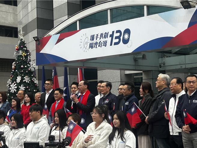 迎接2025年的到来，国民党今（1）日于中央党部前广场举行元旦升旗活动，国民党朱立伦与马英九、副主席夏立言、连胜文、秘书长黄健庭以及台北市长蒋万安偕同多位党籍立委、议员、中常委及党务主管共同出席。（陈薏云摄）