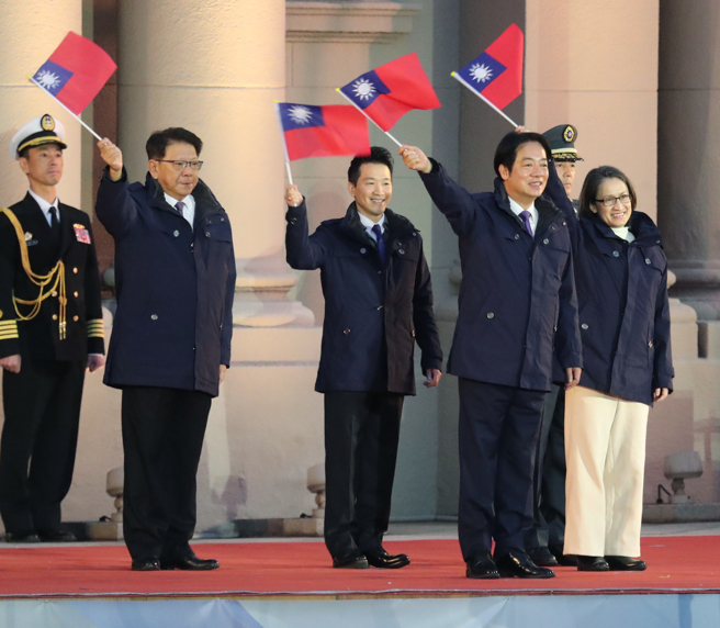 赖清德（前左）总统与副总统萧美琴（前右）1日出席总统府升旗典礼，这是赖总统就任后首度参与府前元旦升旗。升旗后赖总统与萧美琴走回台上挥舞小国旗。（陈君玮摄）