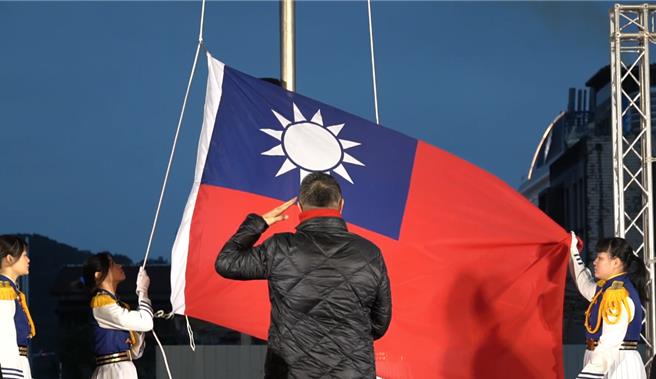 为迎接2025年的开始，基隆市政府由基隆市长谢国梁、立委林沛祥等人1日于基隆城际转运站举行元旦升旗典礼。（徐佑升摄）