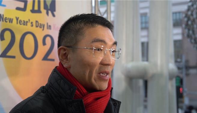 为迎接2025年的开始，基隆市长谢国梁、立委林沛祥等人1日于基隆城际转运站举行元旦升旗典礼。谢国梁表示，希望新的一年能以爱为核心，推动基隆建设。（徐佑升摄）