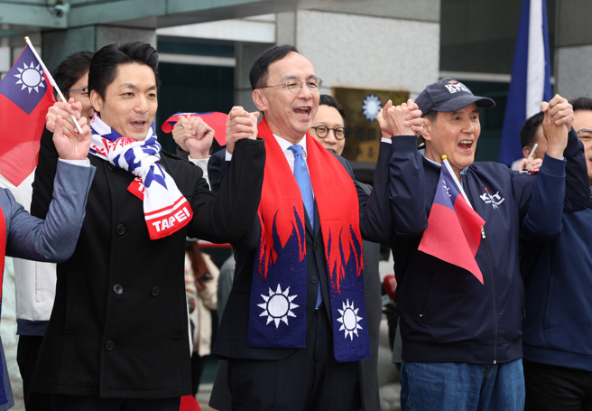 国民党主席朱立伦（中）1日与前总统马英九（右）、台北市长蒋万安（左）出席在党中央举行的元旦升旗典礼并牵起手高喊加油。（姚志平摄）
