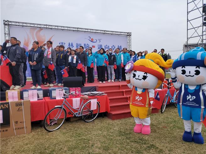 今年10月即将在云林登场的全国运动会吉祥物「云宝宝」现身一起唱国歌、升旗，相当吸睛。（周丽兰摄）