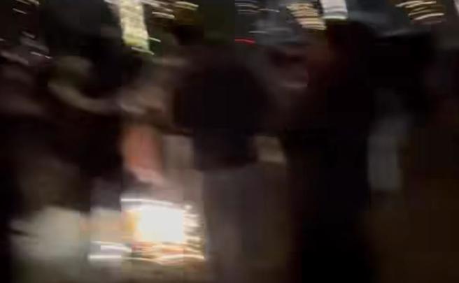 台中跨年晚会烟火秀传出落焰伤人事件。（摘自黄守达社群）