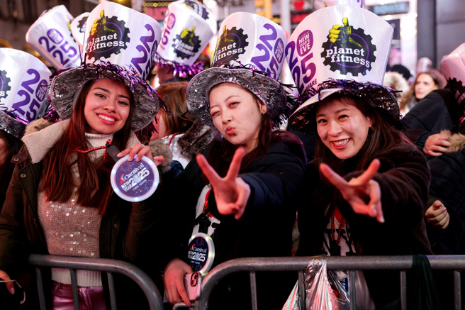 31日纽约时报广场上等待跨年倒数的民眾。（路透社）