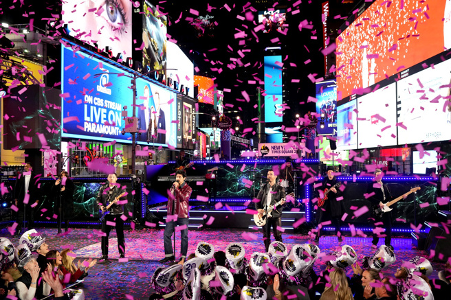 31日强纳斯兄弟乐团（Jonas Brothers）在纽约时报广场的跨年晚会上表演。（美联社）