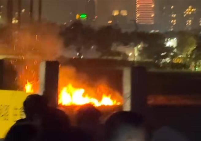 中市政府2024年12月31日晚间在中央公园举办跨年晚会，晚会结束后，跨年烟火秀落焰直衝人群画面在网路疯传。（翻摄自社群平台Threads）