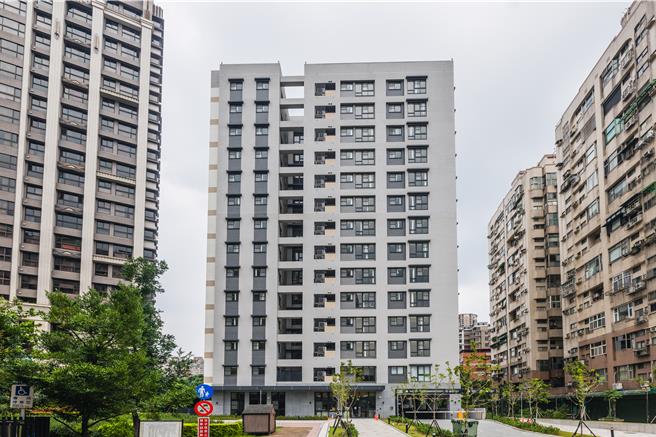 新北社宅元旦新制，育儿家庭优先保障及租期延长至12年。图为新店民安段社宅外观照。（新北市城乡局提供）