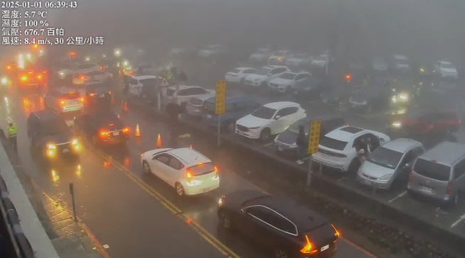 元旦清晨6点多，合欢山武岭亭的停车场被民眾塞爆。（图／翻摄自台湾即时影像监视器YouTube）