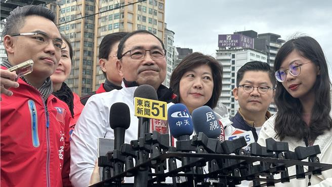 新北市2025年元旦升旗典礼今（1）日在新店区碧潭东岸广场举办，致词过程中新北市长侯友宜多次提及「2025迈入新国家」，他也在联访时解释其含义。（贺培晏摄）