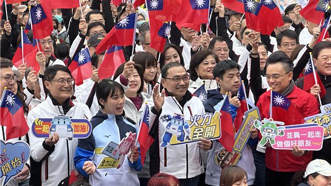 新北市2025年元旦升旗典礼今（1）日在新店区碧潭东岸广场举办，由新北市长侯友宜带领各局处局长及新北市议员、立委一同出席。（贺培晏摄）