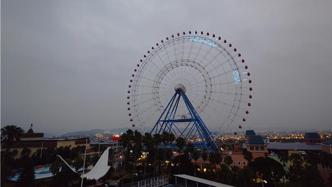 搭天空之梦摩天轮迎曙光。（丽宝乐园提供／李京升台中传真）