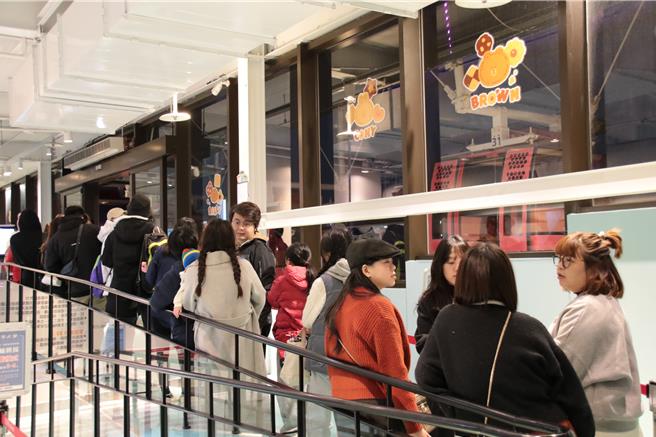 丽宝乐园渡假区摩天轮如期迎来元旦迎曙光活动，虽然因天气不佳，日出被厚厚的云层遮住，但依旧不减游客兴致。（丽宝乐园提供／李京升台中传真）