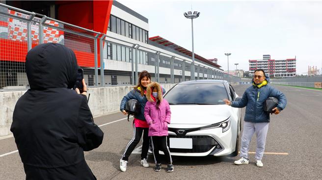 丽宝国际赛车场自驾车活动体验，来场刺激且独特的迎新仪式，开着自己的爱车奔驰在赛道上。（丽宝乐园提供／李京升台中传真）