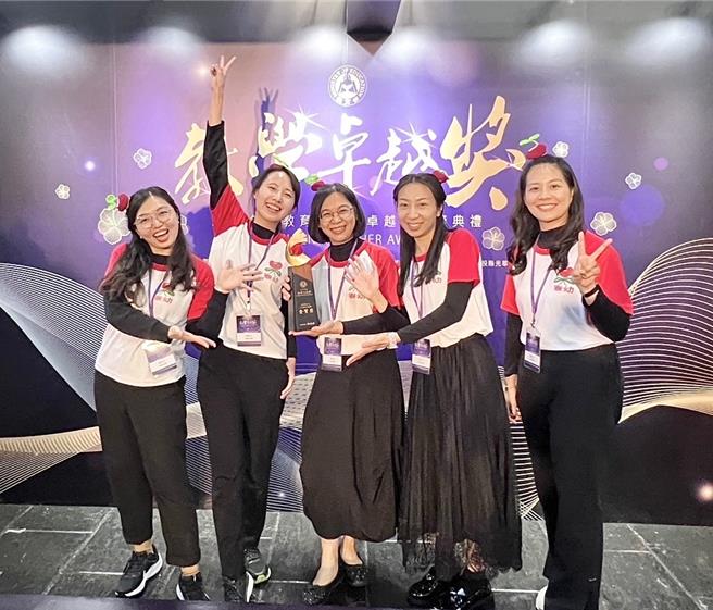 大寮幼儿园荣获2024教育部教学卓越金质奖，以在地取材「红豆田，红豆甜」课程，带领幼儿认识与认同孕育成长的土地。（教育局提供／纪爰高雄传真）