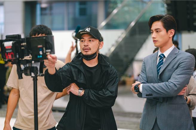 阿Ken（中）执导职场轻喜剧《Ｘ！又是星期一》。（中视提供）