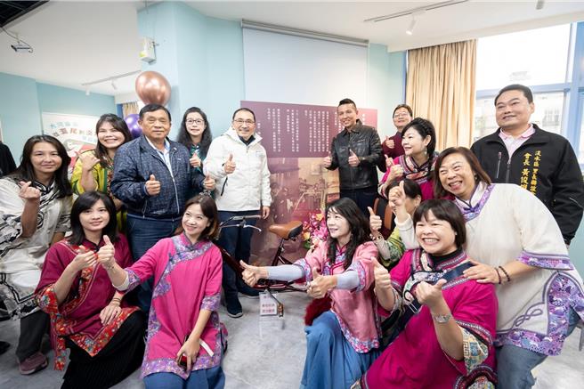 新北市長侯友宜與淡水旅學堂導覽員在「喜事淡水」展區合影 。（取自新北市立圖書館粉專）