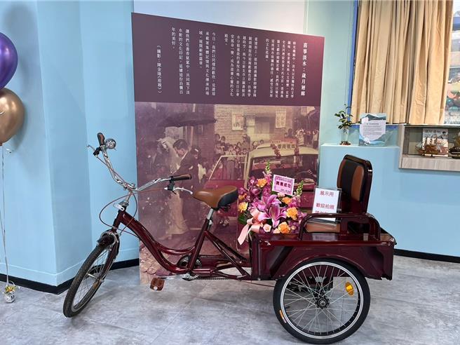 「大河東去，從滬尾到淡水」特展現場有復古三輪車。（旅學堂提供）