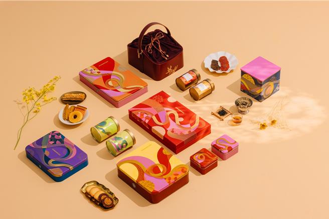 星巴克以「躍舞迎新春 蛇來好運」為主題上市多款春節禮盒。（星巴克提供／朱世凱台北傳真）