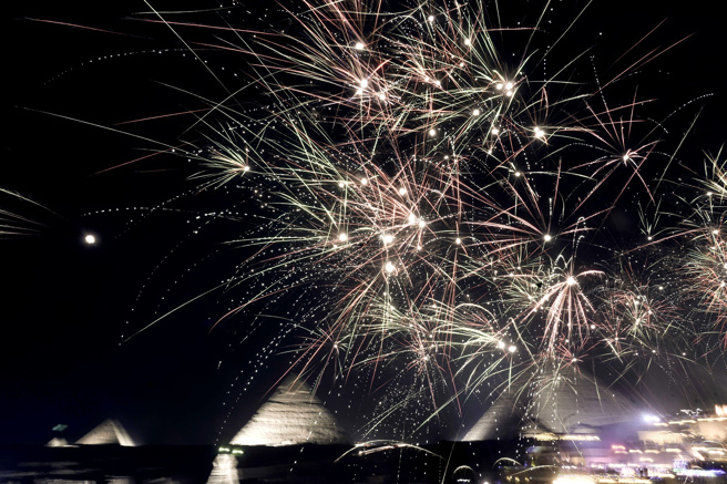 埃及吉萨金字塔第一排观看跨年烟火秀。（美联社）