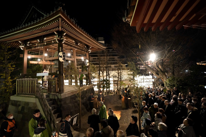 民眾参加东京浅草寺「除夜之钟」新年敲钟仪式。（美联社）