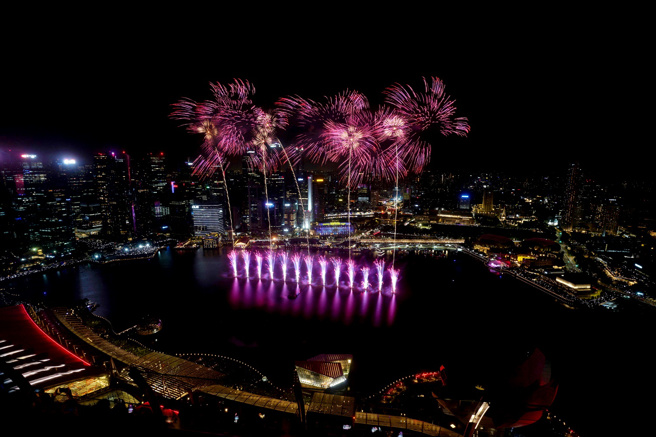 新加坡滨海湾烟火秀。（路透社）