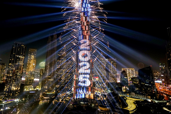 世界最高摩天大楼杜拜「哈里发塔」烟火秀绽放。（美联社）