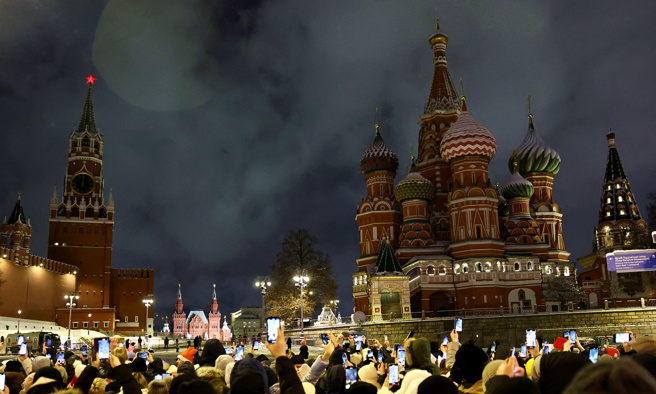 俄罗斯莫斯科市中心斯巴斯克塔附近的新年庆祝活动。（路透社）