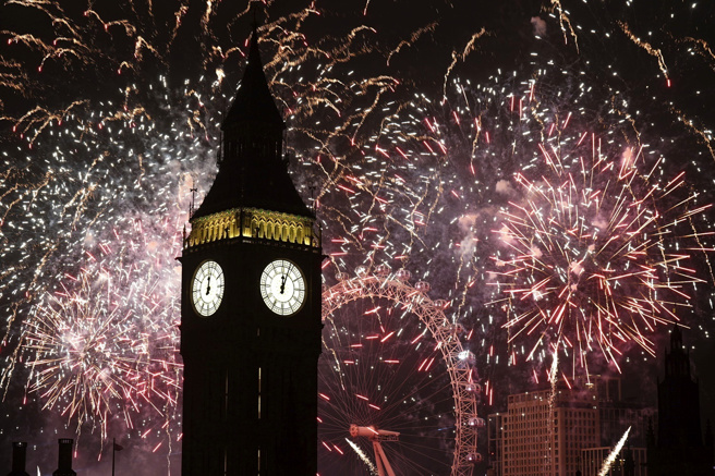 英国伦敦烟火秀照亮大笨钟。（美联社）
