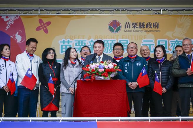 苗栗县长锺东锦(右七)感谢赖总统推动的「桃竹苗大硅谷计画」，还有行政院核定的三大基地，这些都为苗栗注入了新的活力，展现了无限的潜力。（吕丽甄摄）