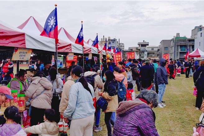 苗栗县政府在苑里镇举办的元旦升旗典礼活动中，除了升旗仪式，还有在地精彩表演、大型气垫游戏以及备受期待的摸彩活动。（吕丽甄摄）